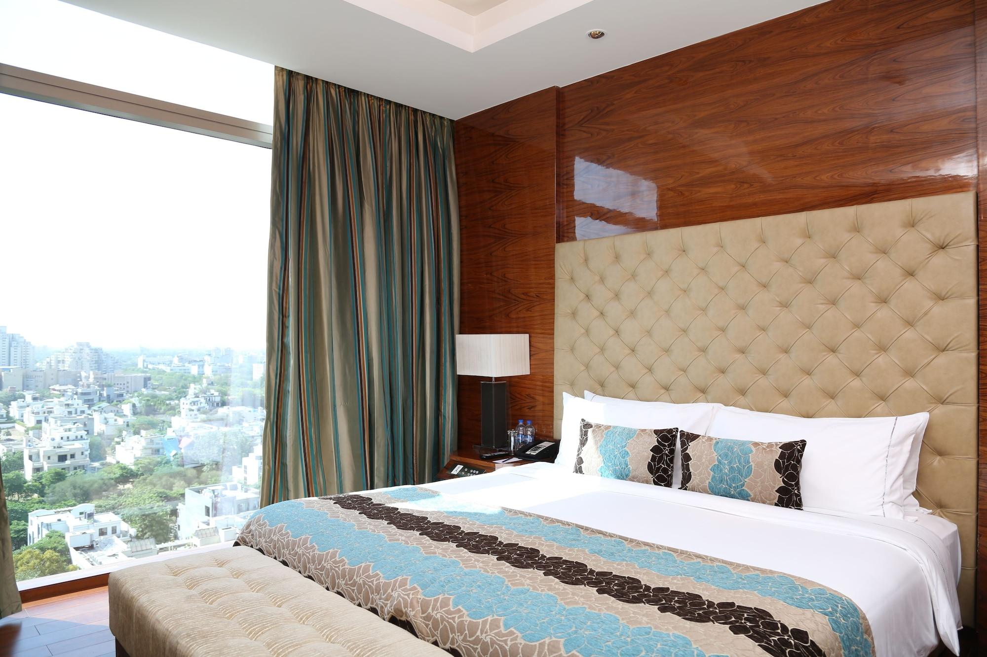 Taj City Centre Gurugram Gurgaon Ngoại thất bức ảnh A bedroom at the hotel