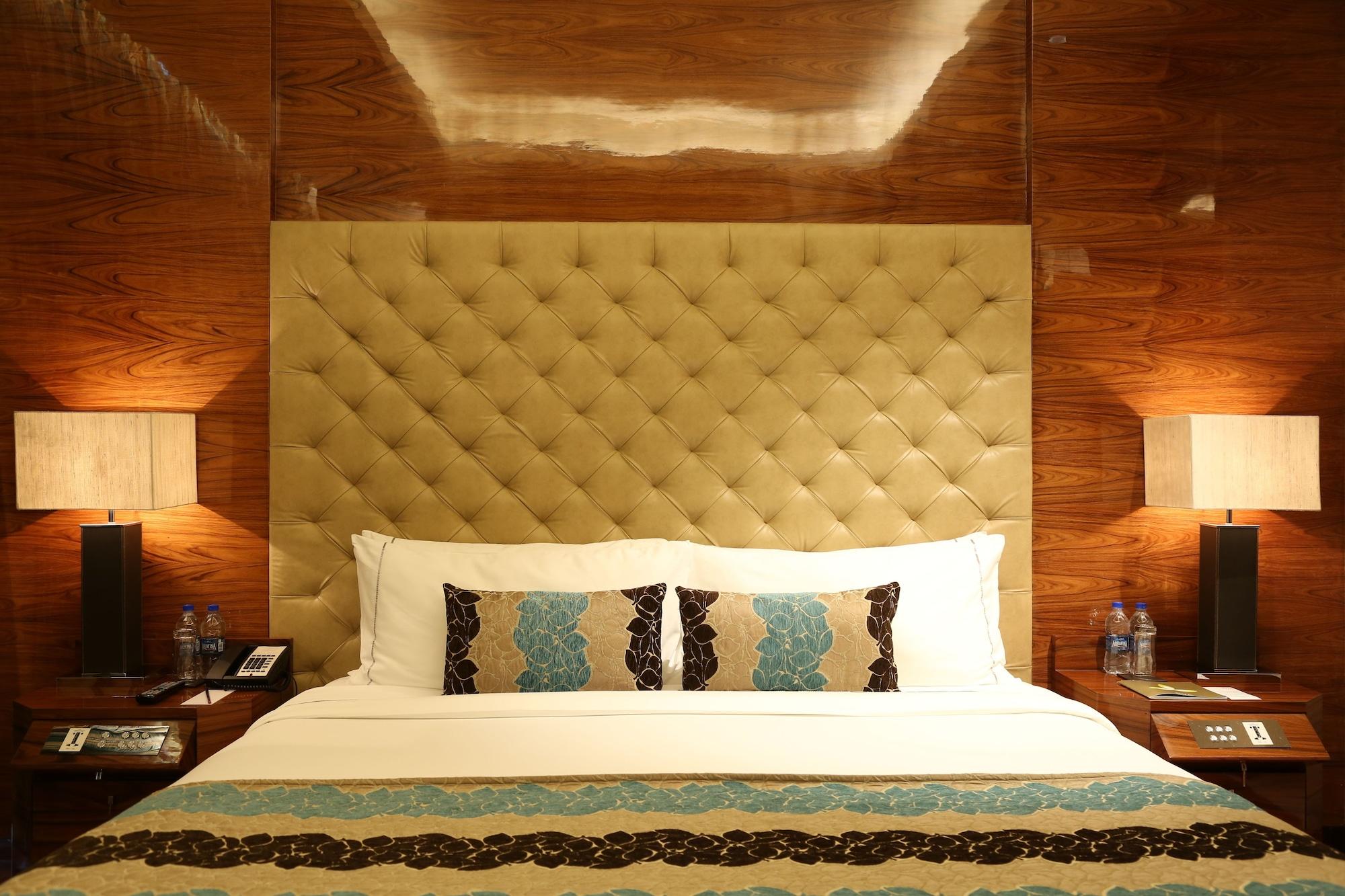 Taj City Centre Gurugram Gurgaon Ngoại thất bức ảnh A bedroom at the Taj Bengal