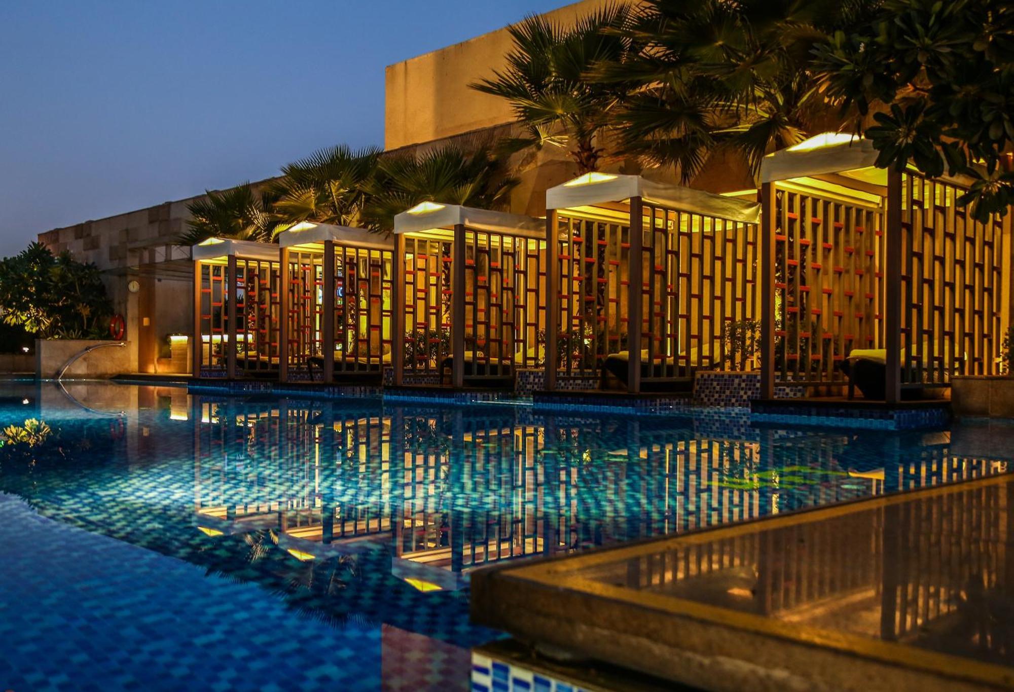 Taj City Centre Gurugram Gurgaon Ngoại thất bức ảnh The pool at the Ritz-Carlton, DIFC