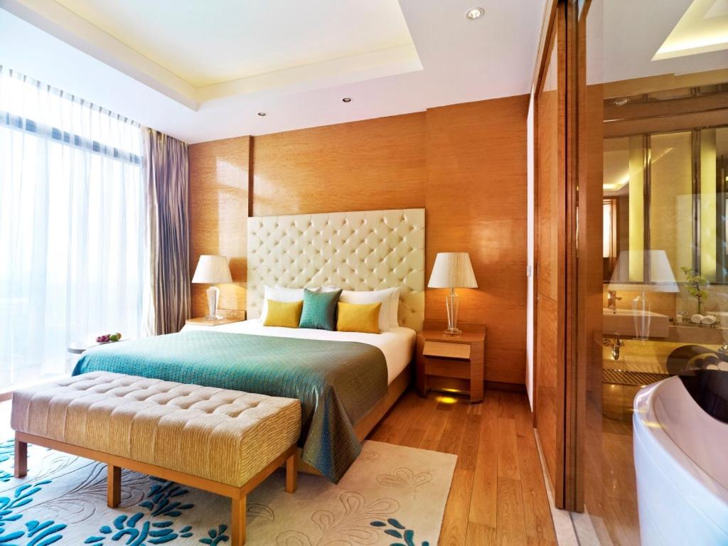 Taj City Centre Gurugram Gurgaon Ngoại thất bức ảnh A bedroom at the hotel