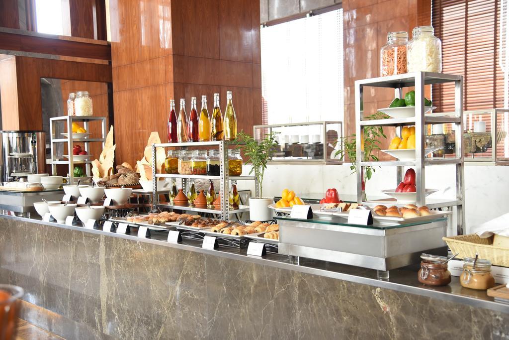 Taj City Centre Gurugram Gurgaon Ngoại thất bức ảnh A buffet at a hotel