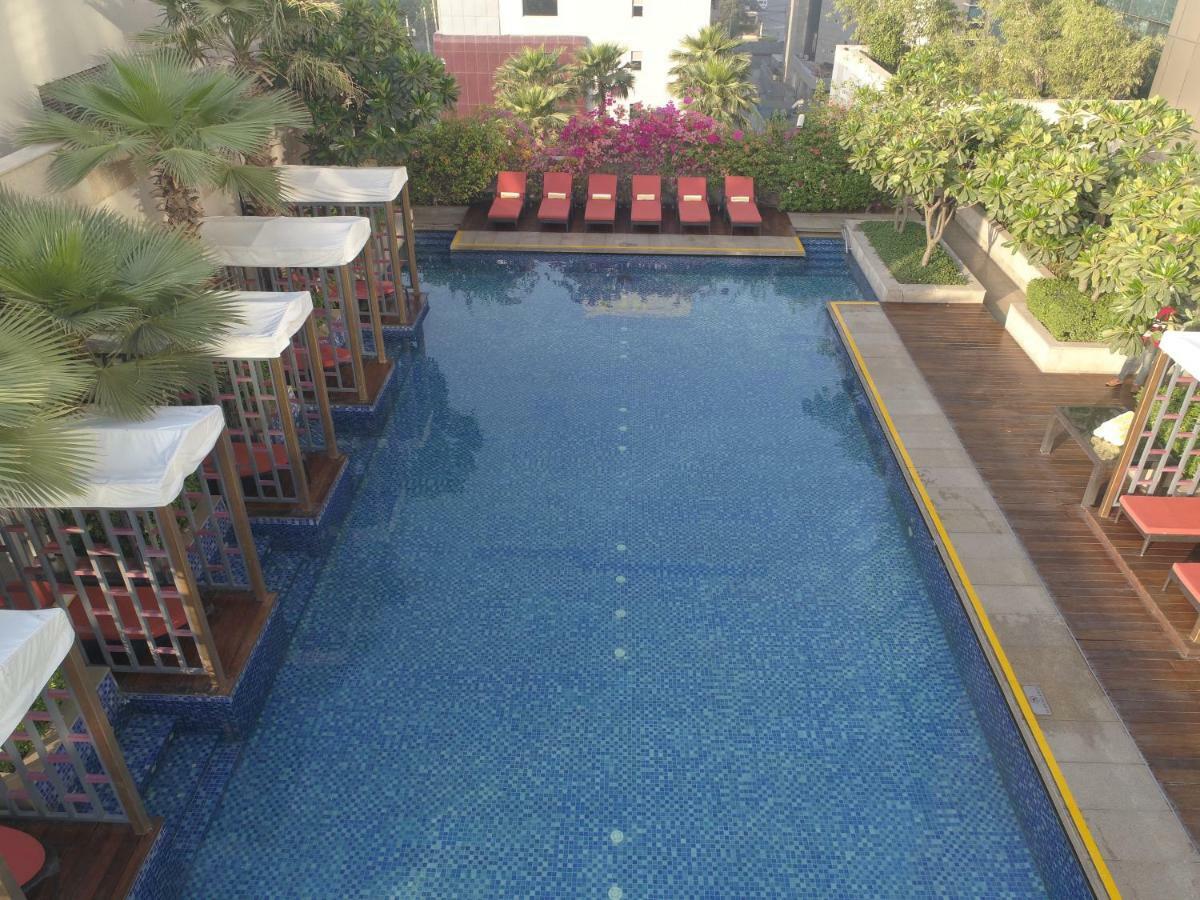 Taj City Centre Gurugram Gurgaon Ngoại thất bức ảnh The pool at the hotel