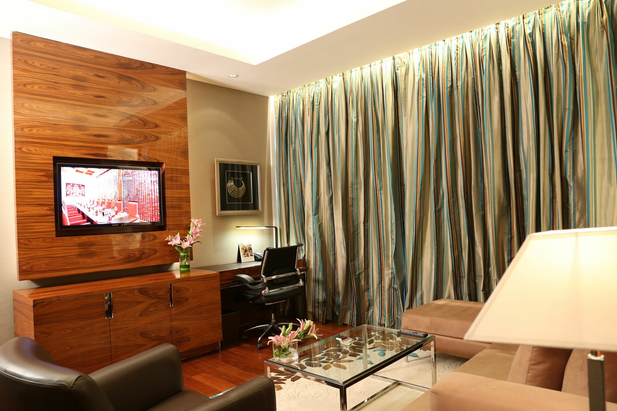Taj City Centre Gurugram Gurgaon Ngoại thất bức ảnh A living room in a suite at the hotel