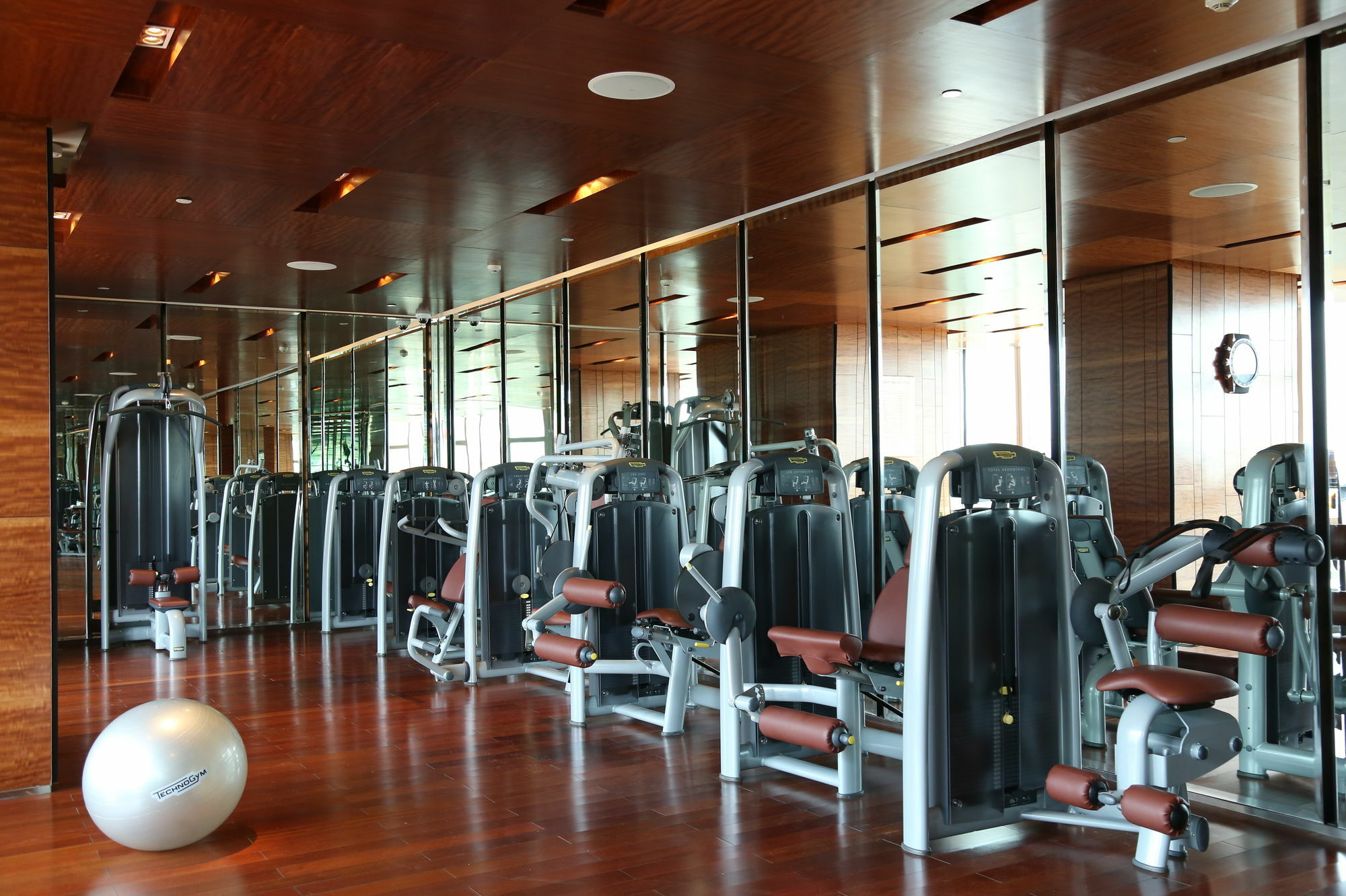 Taj City Centre Gurugram Gurgaon Ngoại thất bức ảnh The gym at the 1018