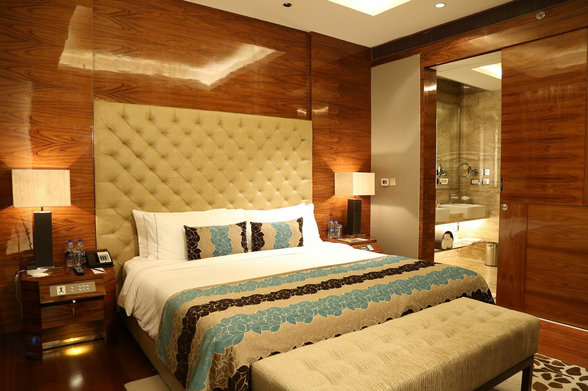 Taj City Centre Gurugram Gurgaon Ngoại thất bức ảnh A bedroom at the Taj Bengal