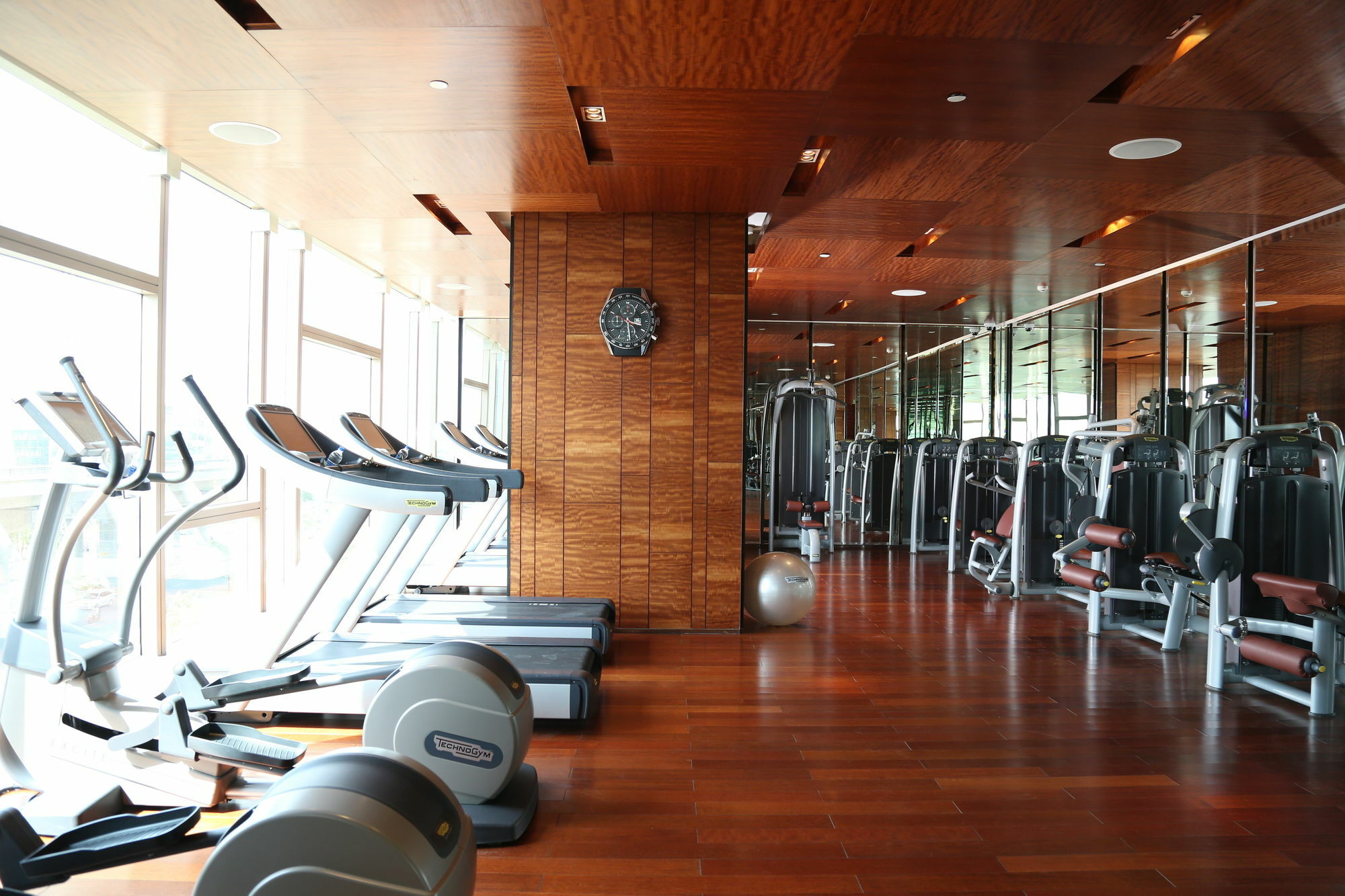 Taj City Centre Gurugram Gurgaon Ngoại thất bức ảnh The gym at the 101 Tower