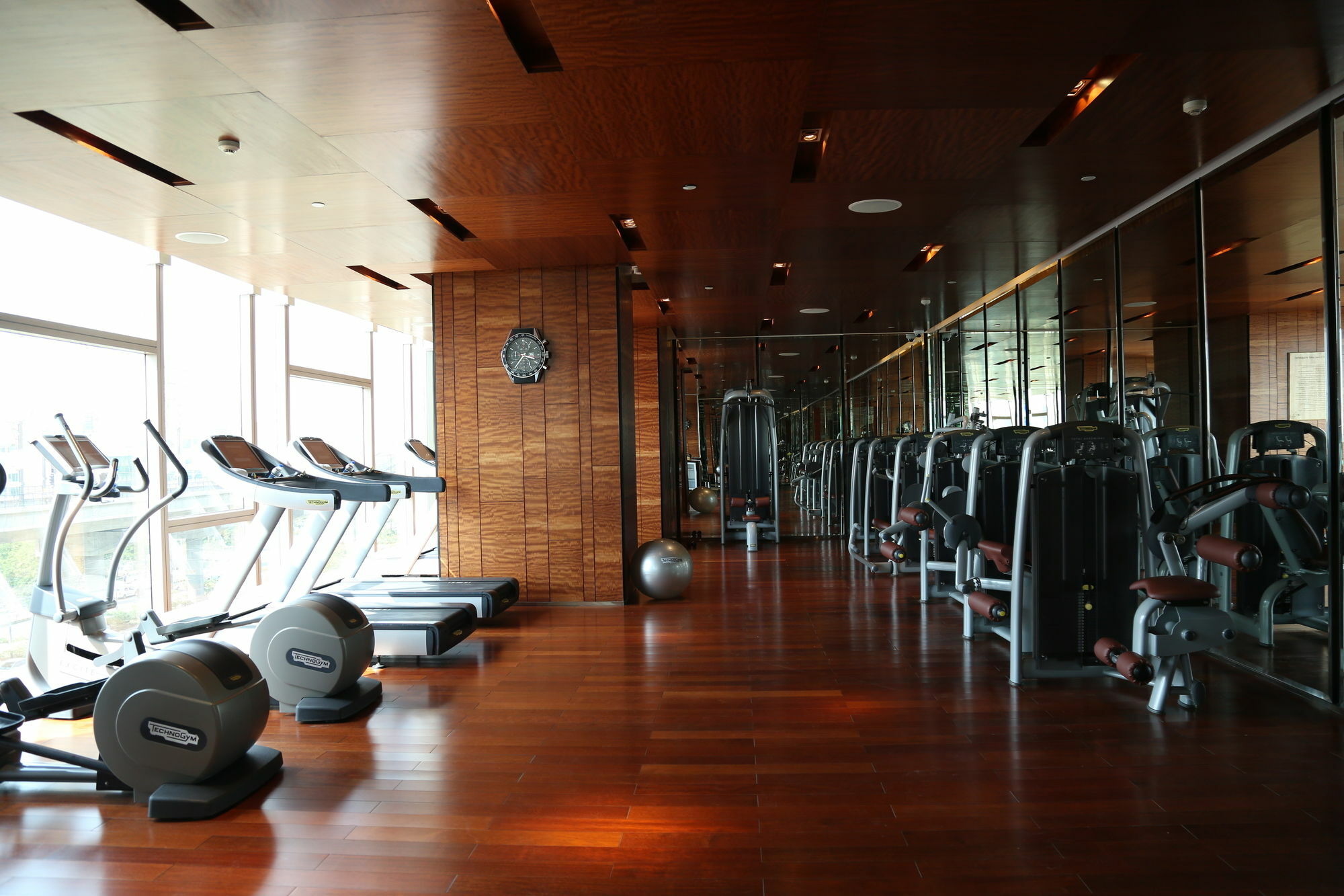 Taj City Centre Gurugram Gurgaon Ngoại thất bức ảnh The gym at the 57th floor