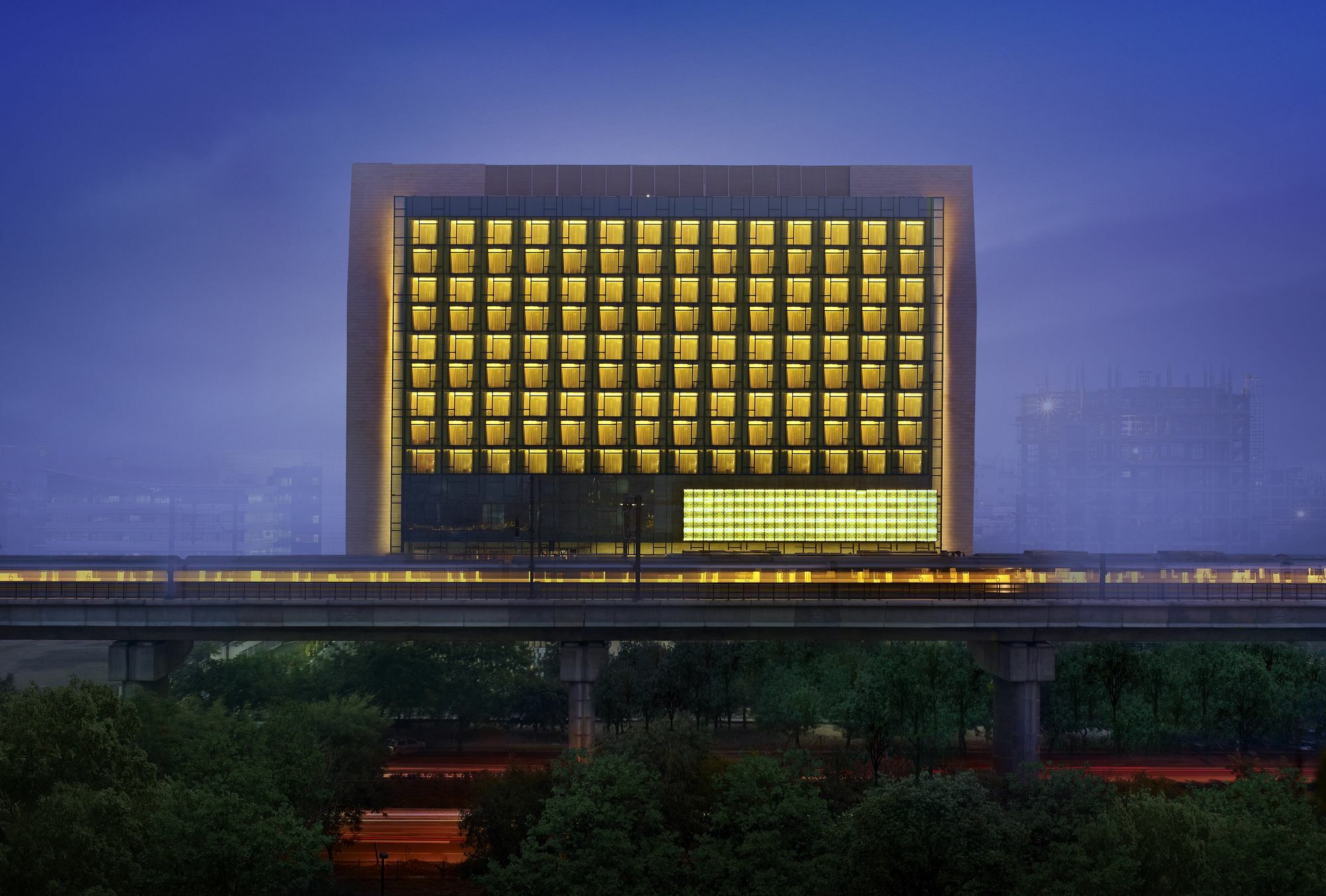Taj City Centre Gurugram Gurgaon Ngoại thất bức ảnh The hotel at night