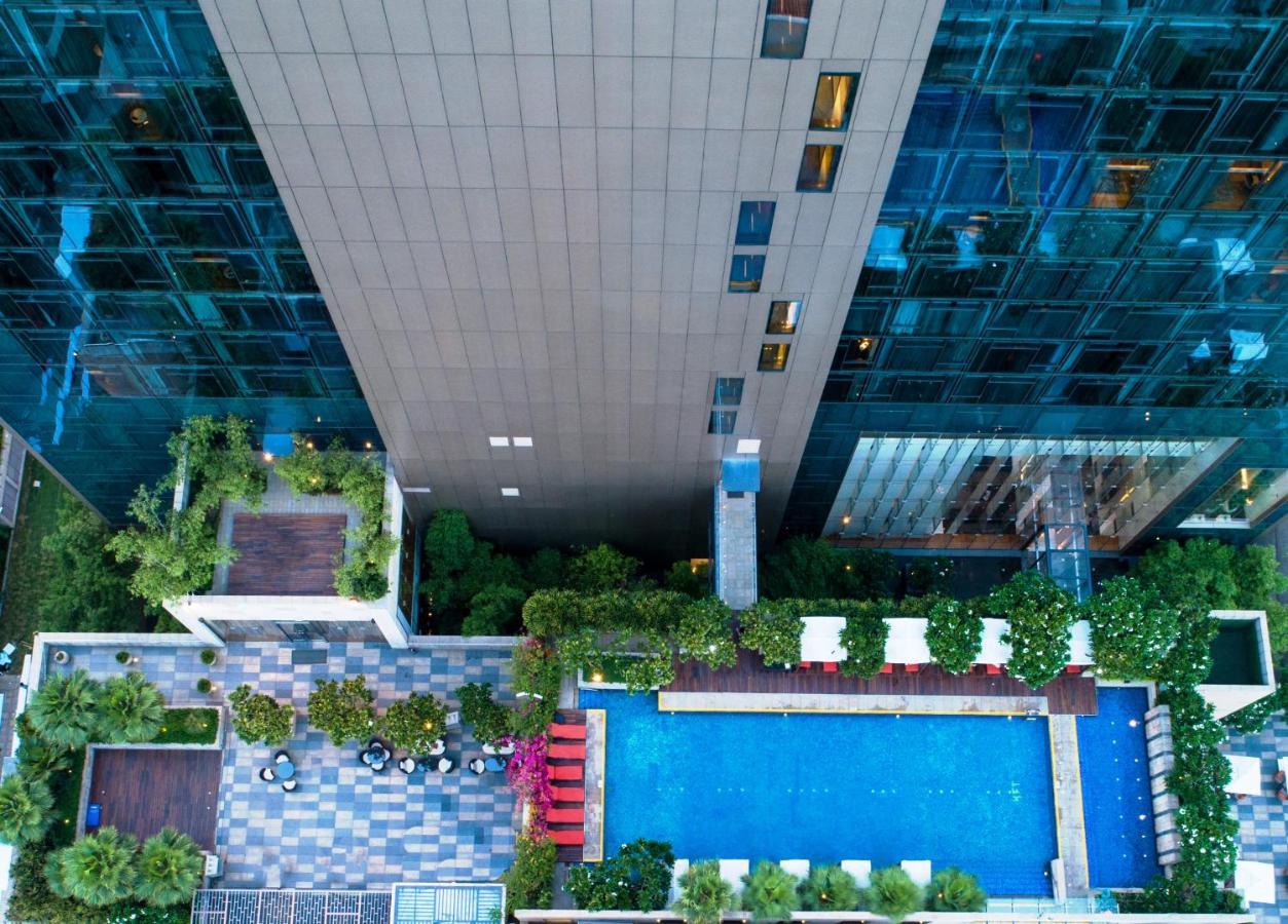 Taj City Centre Gurugram Gurgaon Ngoại thất bức ảnh The swimming pool at the hotel