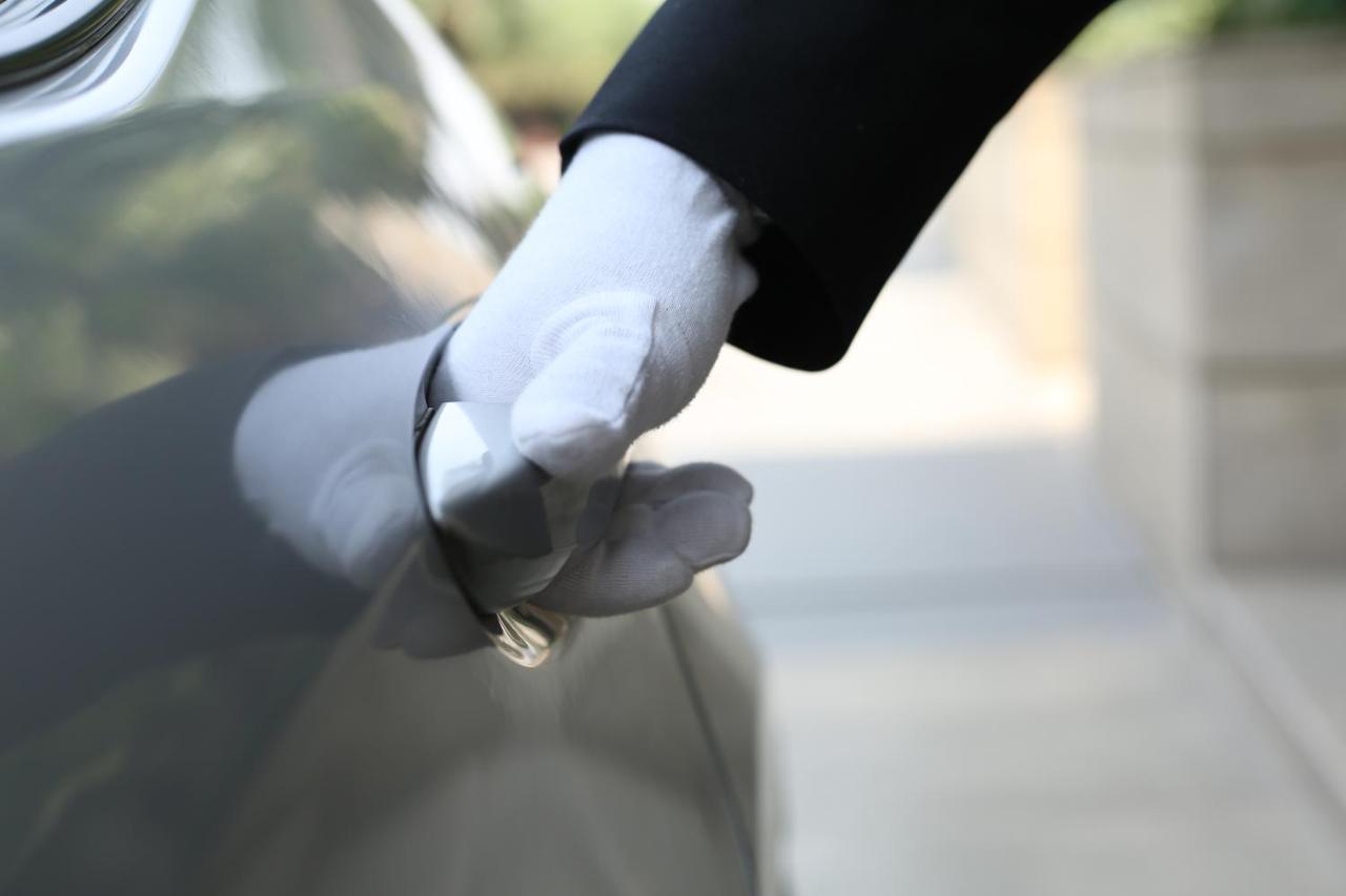 Taj City Centre Gurugram Gurgaon Ngoại thất bức ảnh A chauffeur opening a car door
