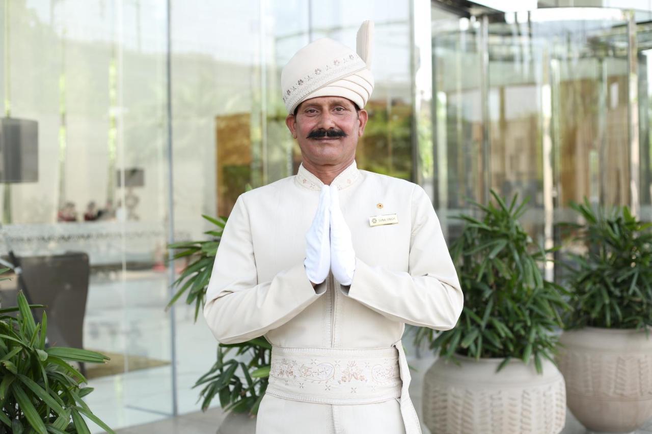 Taj City Centre Gurugram Gurgaon Ngoại thất bức ảnh A hotel staff in India